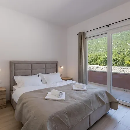 Sky D 9&1 With Tennis Court And Heated Pool Omis