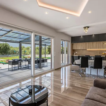 Sky D 9&1 With Tennis Court And Heated Pool Omis