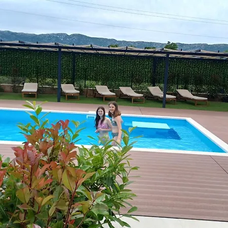 Sky D 9&1 With Tennis Court And Heated Pool Omis