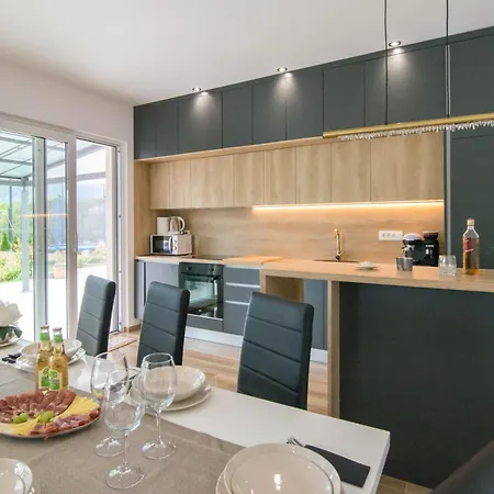 Sky D 9&1 With Tennis Court And Heated Pool