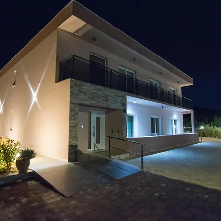 Sky D 9&1 With Tennis Court And Heated Pool Omis
