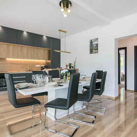 Sky D 9&1 With Tennis Court And Heated Pool Villa Omis