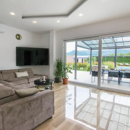 Sky D 9&1 With Tennis Court And Heated Pool Omis