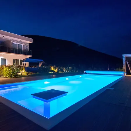 Sky D 9&1 With Tennis Court And Heated Pool Villa Omiš